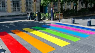 Franciaországban jobboldali polgármesterek törlik el a queer közösség láthatóságát