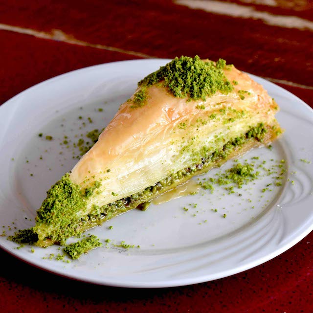 بقلاوة مثلثة