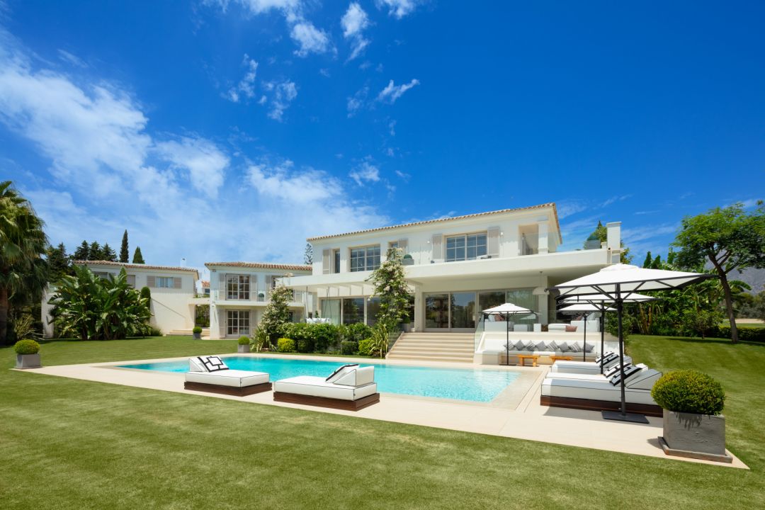Aloha 40, white renovated villa in Nueva Andalucía