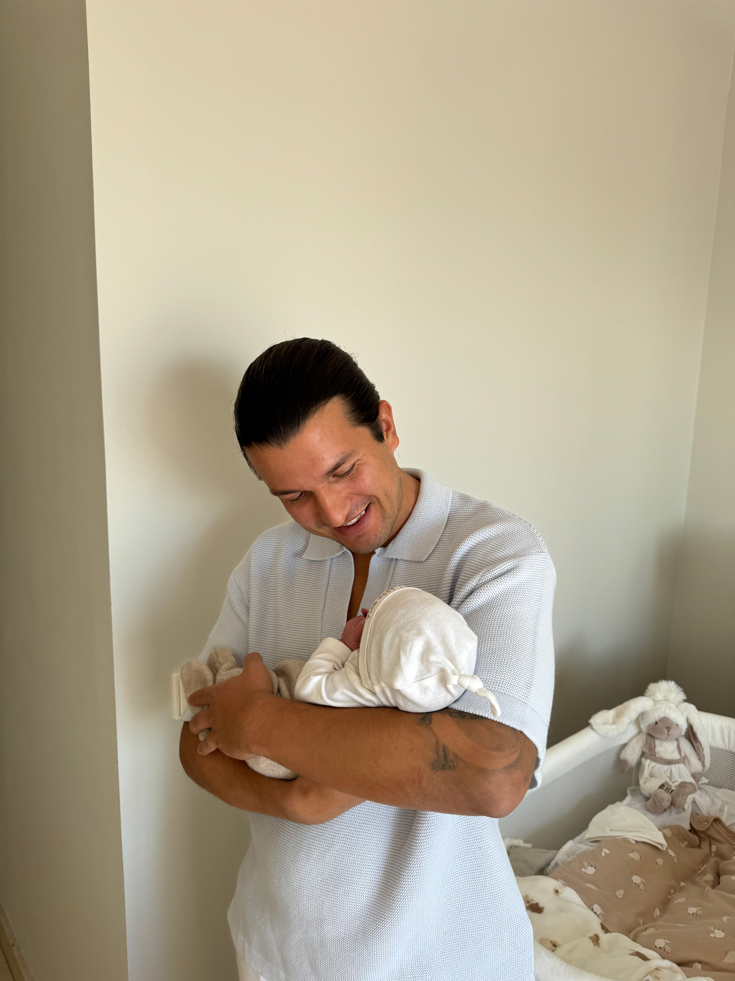 Emilio holding his newborn son, private photograph shared with TV4
