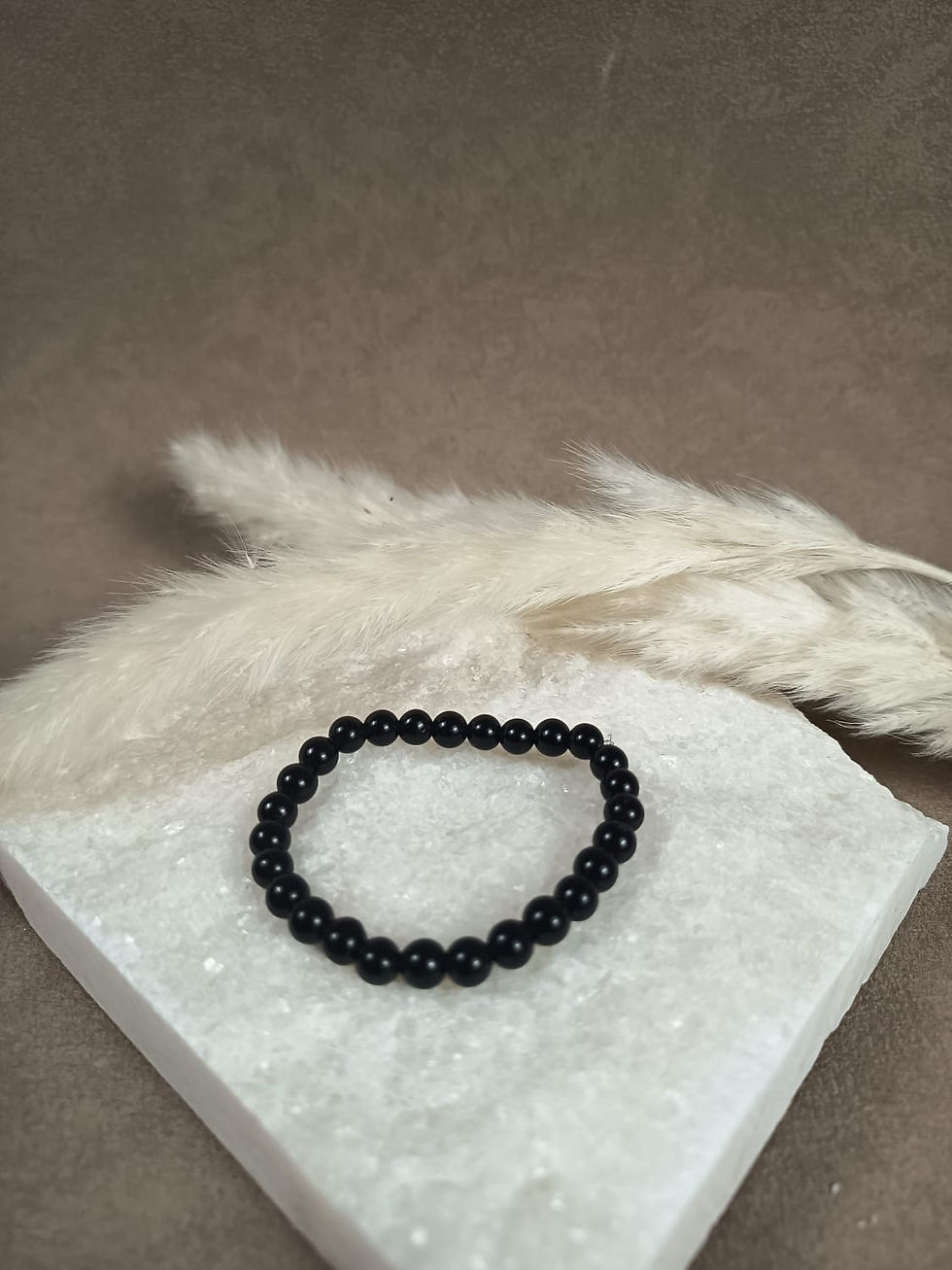 LUMARA Schwarzer Turmalin Armband 6 mm auf weißem Kristallsockel – Heilsteinarmband für Schutz, Erdung und klare Abgrenzung