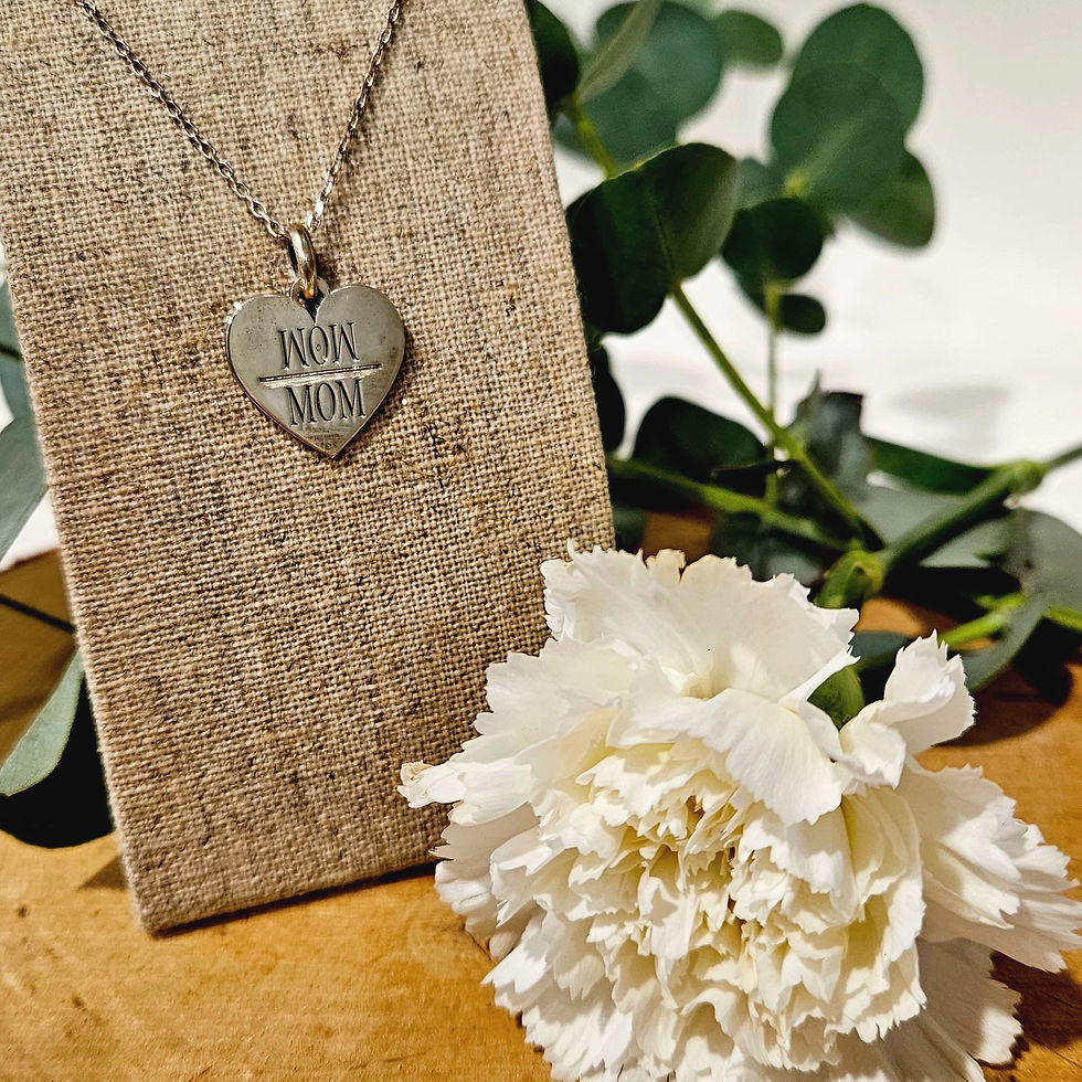 Même chose, il s'agit d'un joli pendentif en argent 925. C'est un coeur où il est gravé "Mom Wow". 