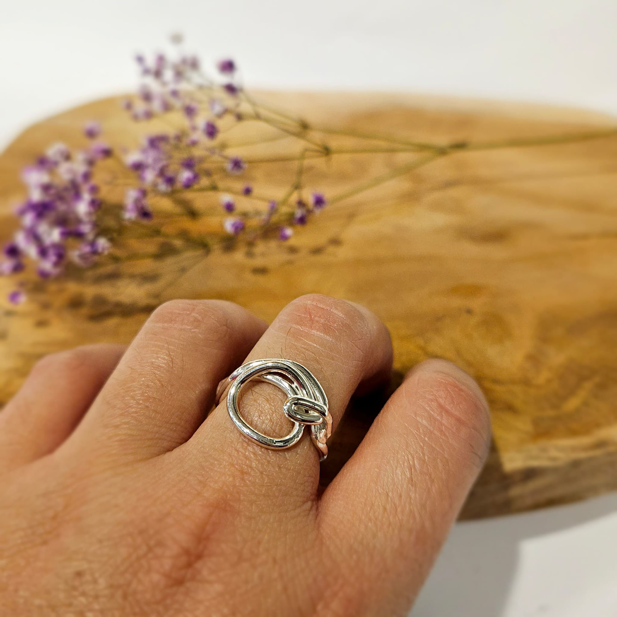 Dans la collection des bagues originales, voici une bague en argent 925 qui forme un cercle irrégulier sur le dessus du doigt. 