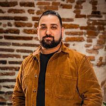 Il s'agit de Victor Velez, l'un des artisans joailliers de la Joaillerie Velez à Montauban.