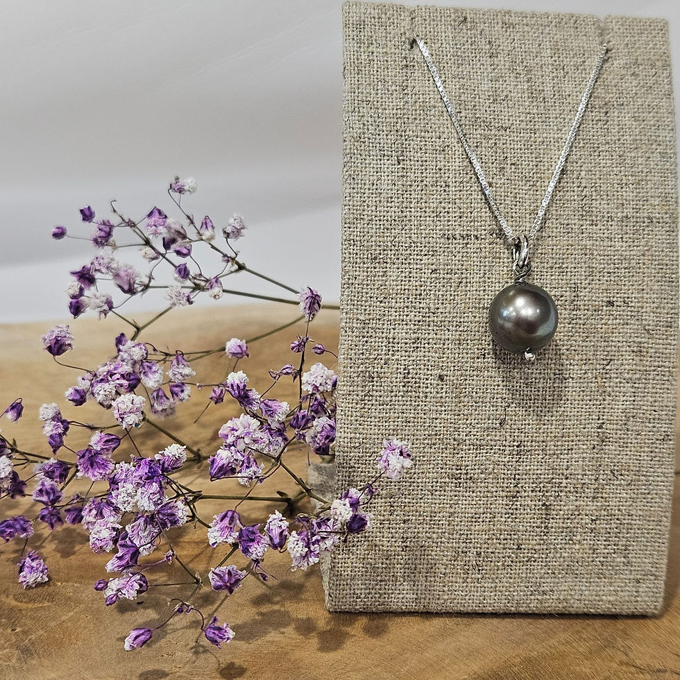 Un pendentif simple en argent 925 avec une petite perle pendante argent également en son centre. 