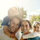 Famille heureuse dans le parc