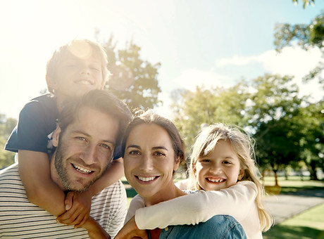 Famille heureuse dans le parc