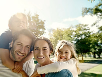 Famille heureuse dans le parc