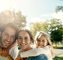 Familia feliz en el parque