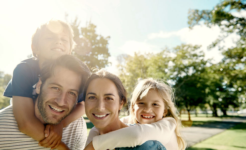 Familia feliz en el parque