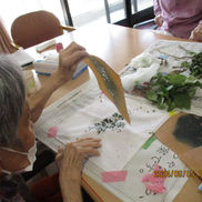 ９月の園芸活動②　藍のこすり染めをしました（２階入所フロア）