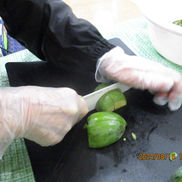 ８月の園芸活動⑦　柿渋液づくりをしました