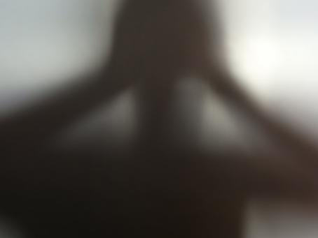 "Terapeuta Agata Desirrêe explicando o método MTAZ para tratamento da ansiedade generalizada."