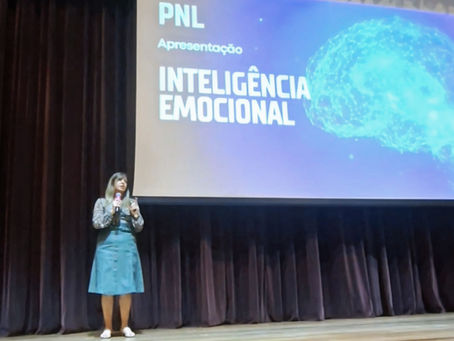 Terapeuta Agata Desirrêe dando palestra de inteligencia emocional  