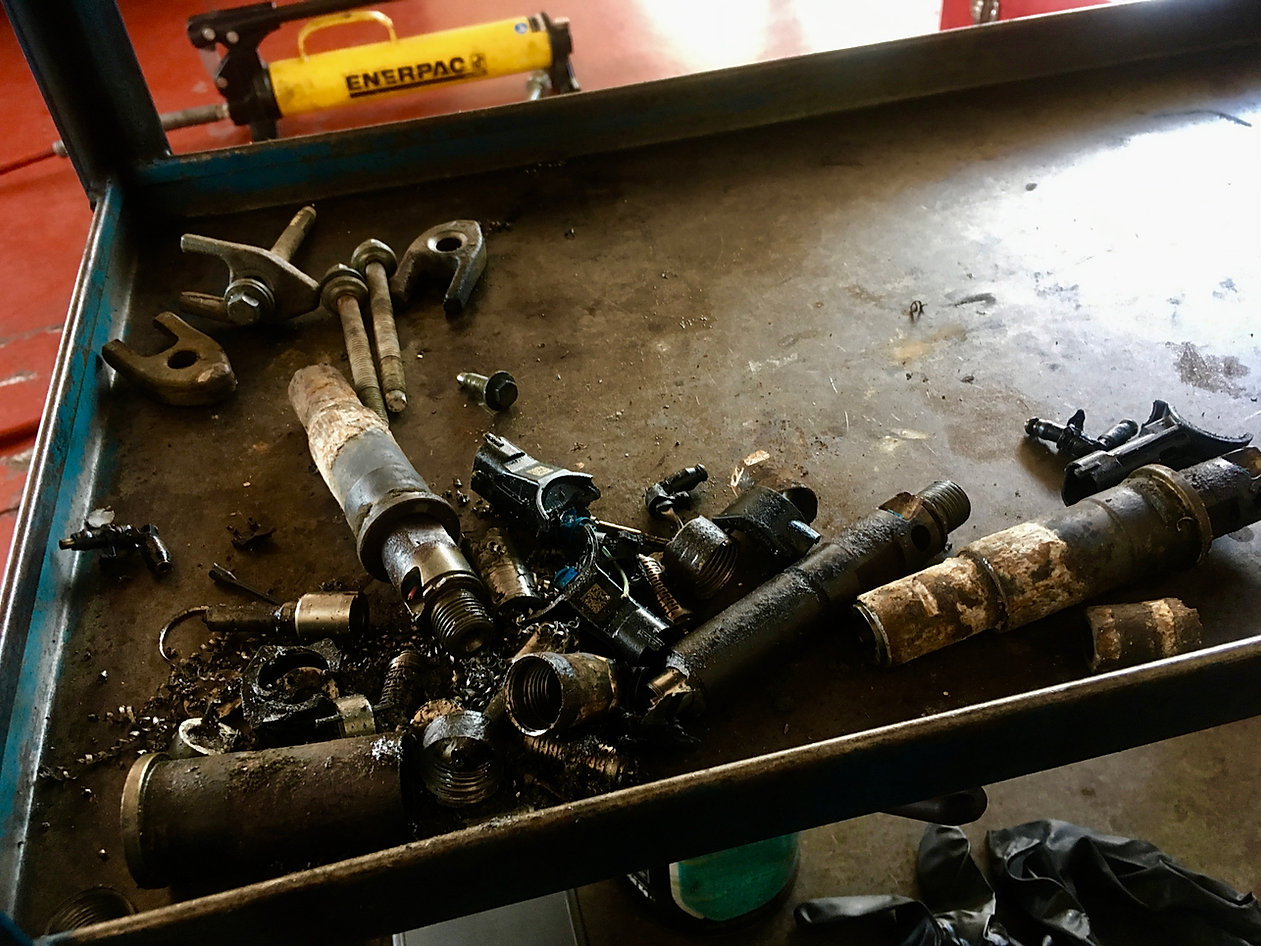 Meccanico professionista nell'estrazione ineittori diesel inchiodati alla testata motore. Iniettori diesel bloccati. Iniettori non si riescono ad estrarre. Problemi rimozione iniettori diesel. Senza rompere il coperchio valvole. Estrazione iniettori diesel in Piemonte, Liguria, Lombardia, Emilia Romagna. Estrazione iniettori in tutta Italia.