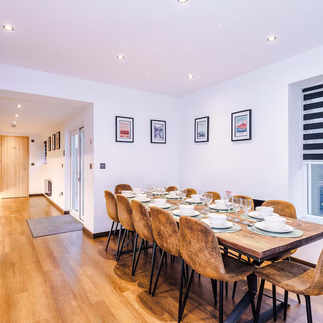 Family Dining in Curzon Villa