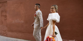 Bild einer Braut mit Brautstrauß in Pink, Orange, Weiß & Rosa