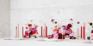 Geschmückte Hochzeitstafel in Fuchsia, Rot, Orange und Rosa