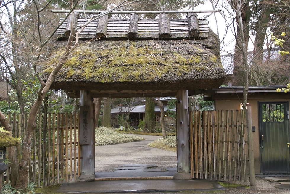 Tor zum Gebäudekomplex