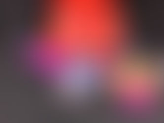 vasos y artículos sueltos en la cajuela de un coche