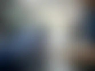 Profissional realizando o serviço de martelinho de ouro atendimento domiciliar na garagem do cliente para remover amassados mantendo a pintura original.