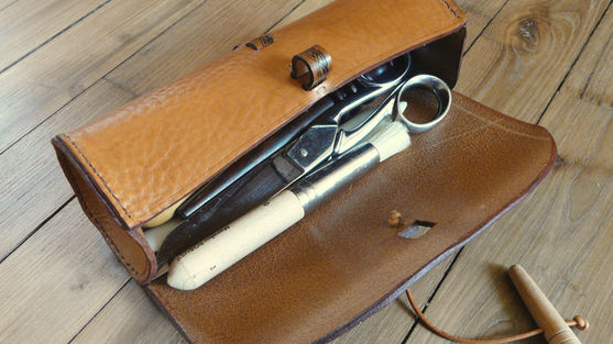 trousse cuir embossé
