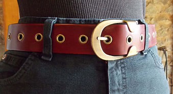Ceinture rockabilly rouge cuir à oeillets œillets
