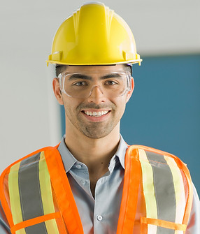 Trabalhador com óculos de proteção