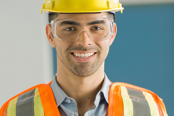 Trabajador con los anteojos