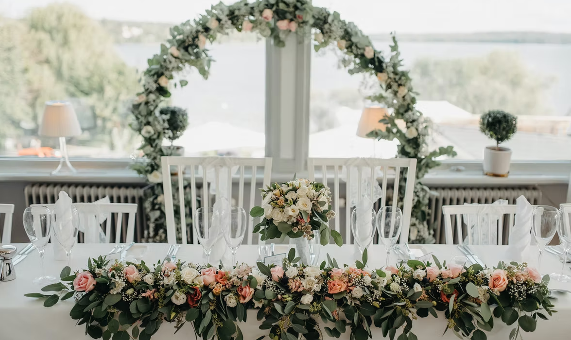 Dukat honörsbord med blomsterbåge och vacker utsikt över Mälaren på Sigtuna Stadshotell.