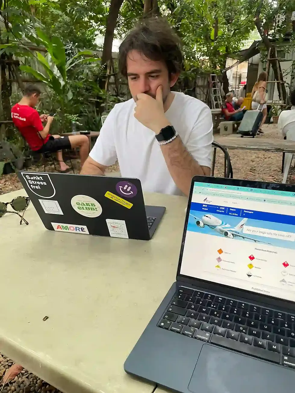 Praxistest in Bangkok: Nutzung der Saily eSIM als zuverlässiges Backup-Internet in einem Outdoor-Café.