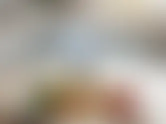 Ein Teller mit gesunden Lebensmitteln wie Hähnchen, Brokkoli und Nudeln, über dem eine KI-Gehirn-Visualisierung und bunte Bausteine schweben – Symbol für einen flexiblen Ernährungsplan-Baukasten mit ChatGPT.