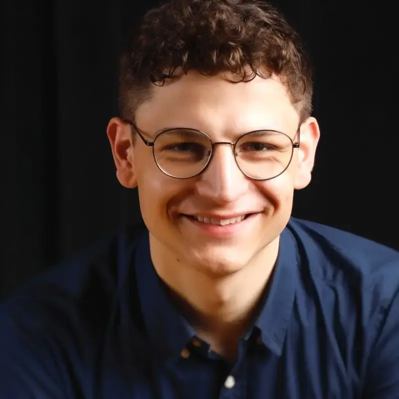 Porträt von Tobias Bueck, dem Gründer von Open Ticket AI, der Lösungen für die KI-Ticket-Automatisierung entwickelt.