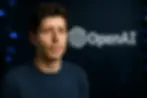 Sam Altman vor OpenAI-Logo – der Architekt der KI-Zukunft spricht über Chancen und Risiken der kommenden Jahre.
