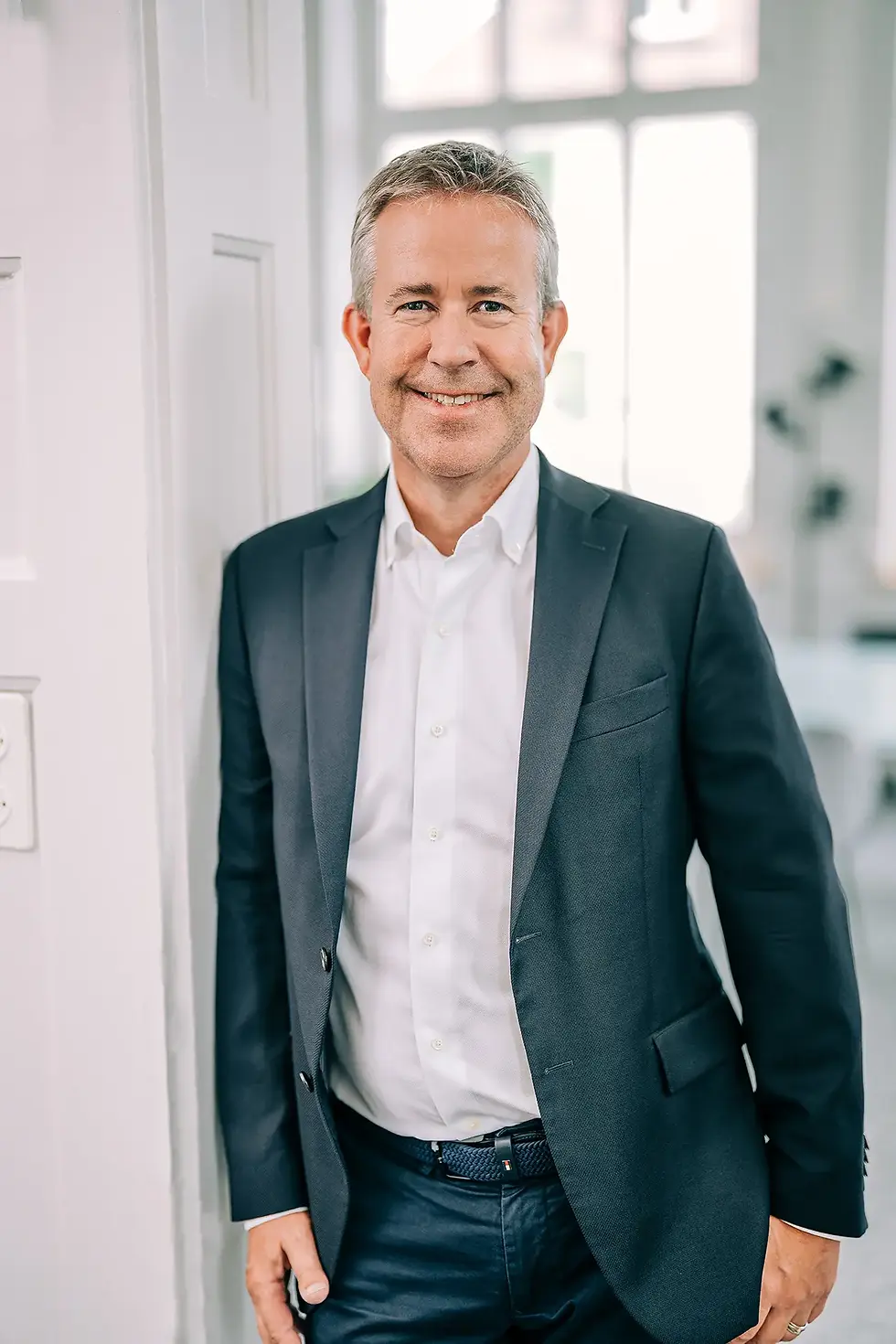 Porträt von Balz Zürrer, Group CEO der Online Group und Experte für digitale Transformation, lächelnd in einem hellen, modernen Büroumfeld.