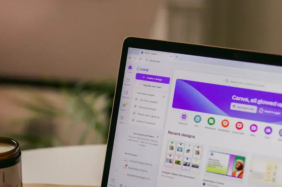 Laptop-Bildschirm mit geöffneter Canva-Oberfläche, zu sehen sind Design-Vorlagen und das Dashboard der Plattform.