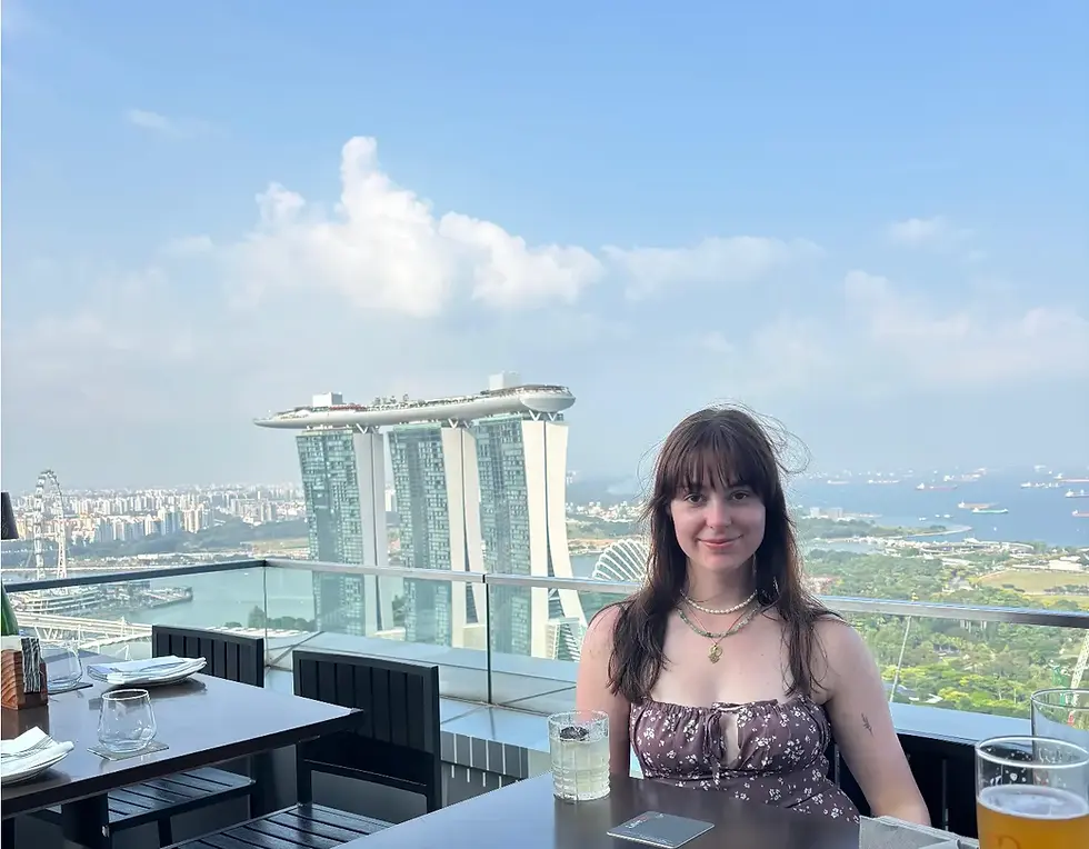 Svenja Eichenberger in Singapur mit Marina Bay Sands im Hintergrund