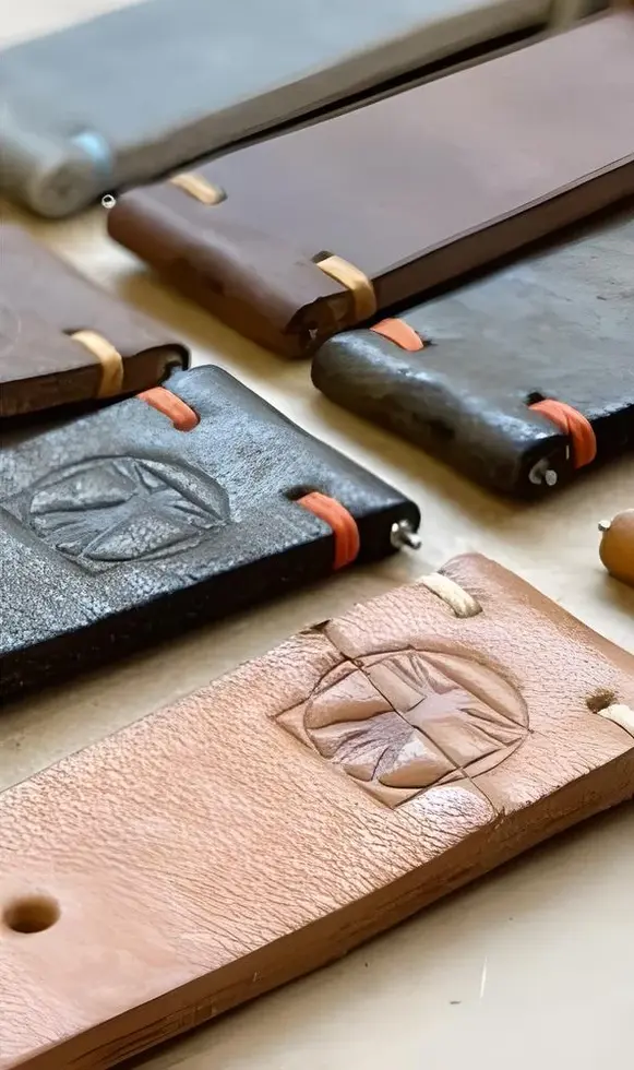 montre cadran cuivre rouge, boitier bronze, inspirée du livre codex de leonard de vinci