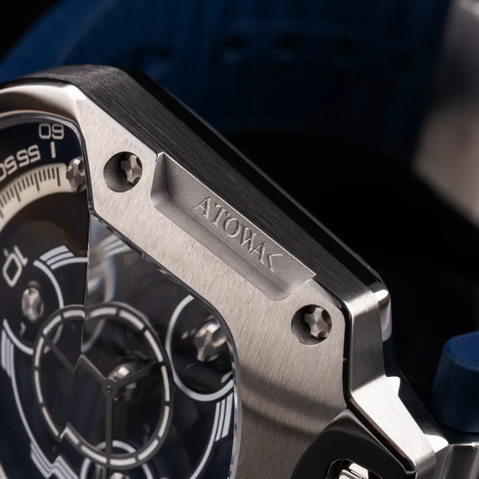 une montre automatique heure vagabonde qui réinvente le temps à travers une vision cosmique ATOWAK Spaceship Azure Silver