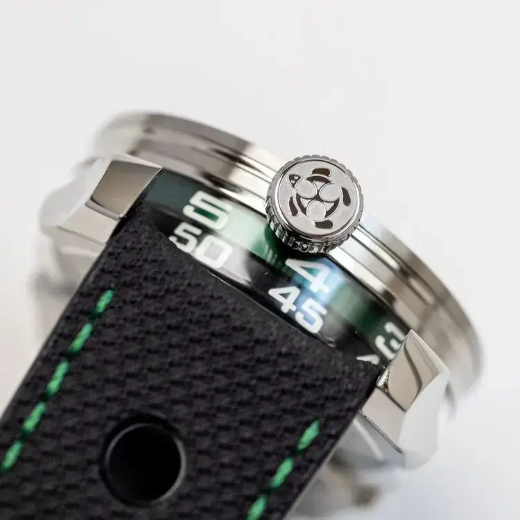 MB&F M.A.D.1 Edition Green Une horlogerie latérale à l’esthétique explosive avec mouvement inversé