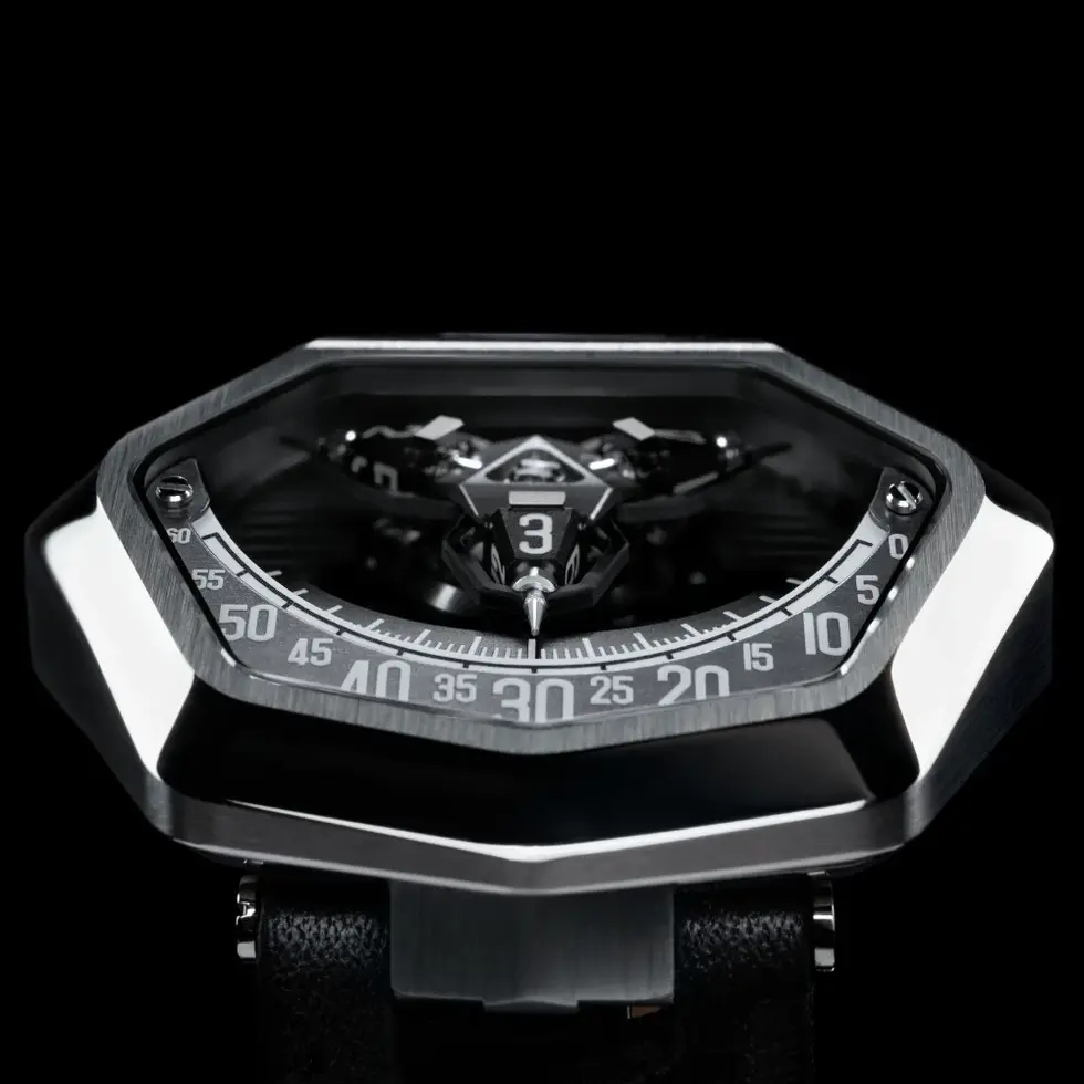 Montre qui incarne l’alliance entre design angulaire et innovation, boitier inspiré de la tete d'un cobra