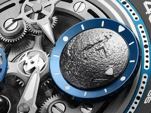 macro du cadran de la nouvelle montre Mars Age de chez Atowak. une montre spectaculaire qui affiche plusieurs complications