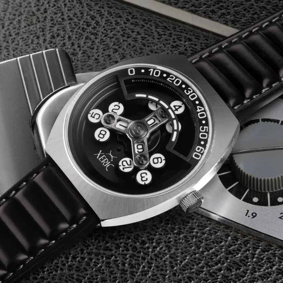 XERIC Scrambler Automatic Wandering Hour Steel Black Montre automatique à heure vagabonde, inspirée des années 70