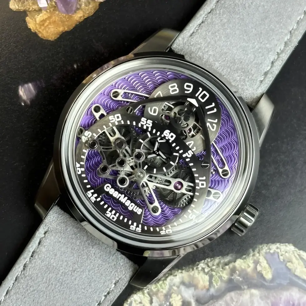 montre à aiguille télescopique et à disque rotatif cadran guilloché violet