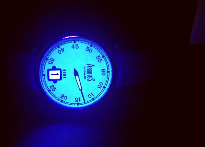 ARBUTUS Saltare l’heure sautante dans une montre mécanique contemporaine en edition limitée à 100 exemplaires