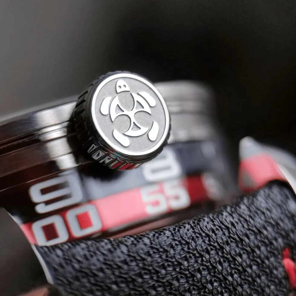 MAD Edition M.A.D.1 Red affichage latéral de l'heure et mouvement inversé sur le dessus de la montre