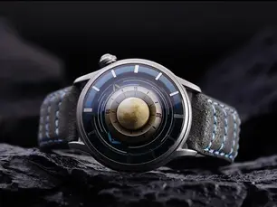 montre automatique sur disque rotatif OVD Full moon. La lune au centre du cadran brille des milles feux