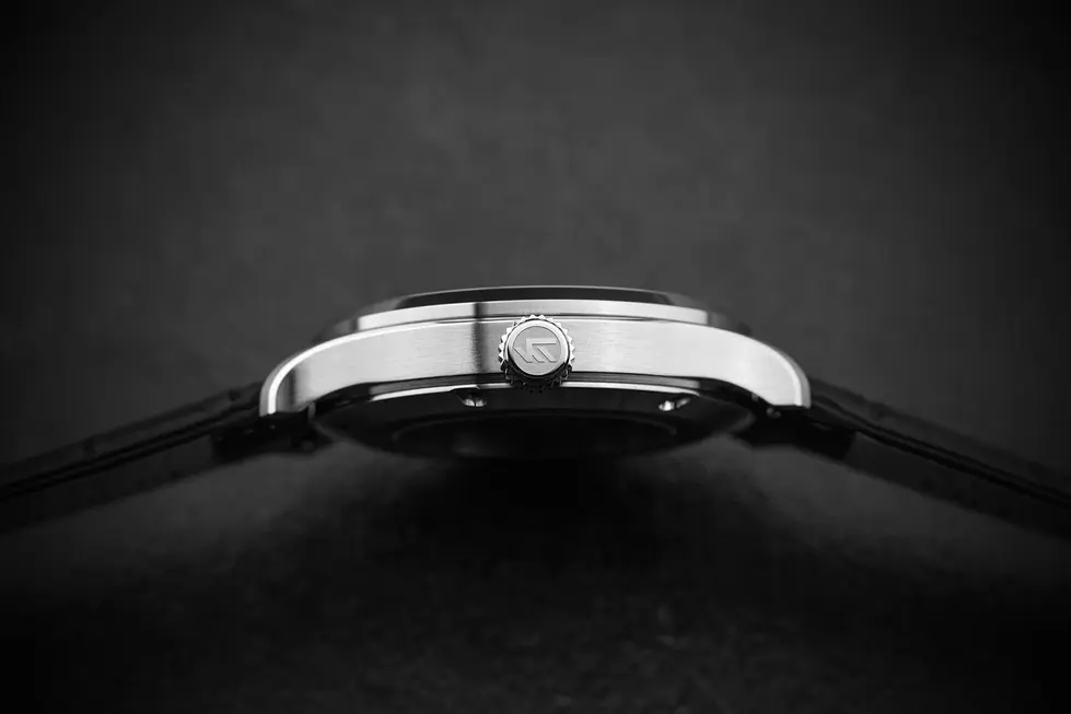 LORESUM LS02 The Golden Ratio montre à régulateur inspiré des horloges du XVIIIe siècle intégrant une mécanique contemporaine