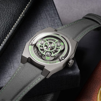 montre heures vagabondes angles koi-5 boitier titane et index vert