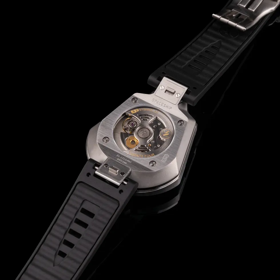 montre automatique heure vagabonde offrant une lecture du temps aussi fluide qu’énigmatique ATOWAK Spaceship Nebula Silver